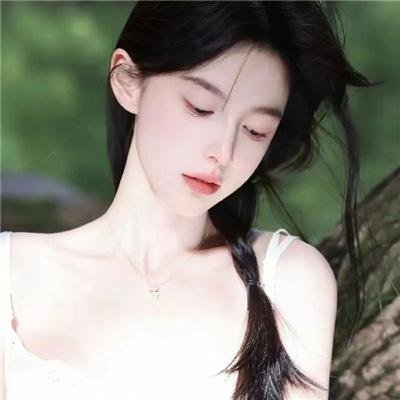 泳池里的女人
